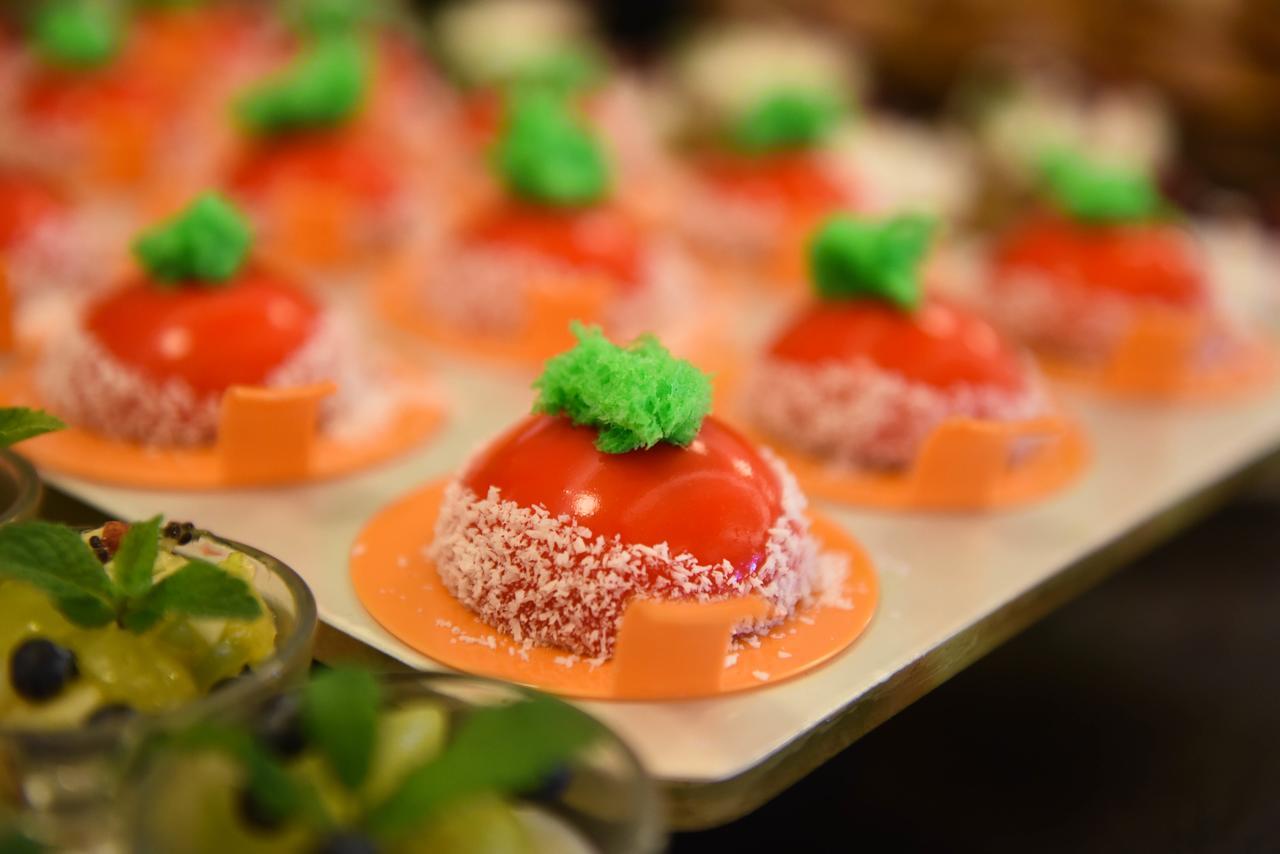 Neptune Eilat By Dan Hotels Bagian luar foto A pumpkin-shaped petit four